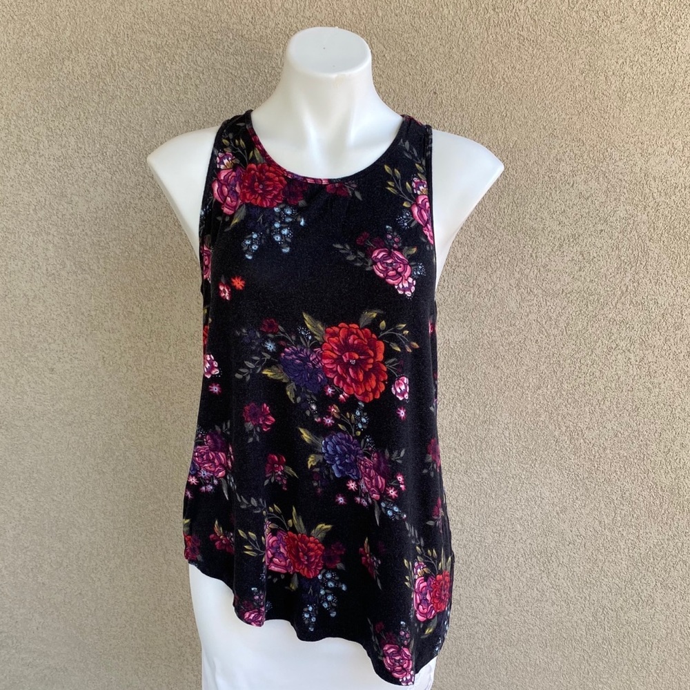 Floral Print Asymmetrical Shark Hem Sleeveless Top - Picture 1 of 5
